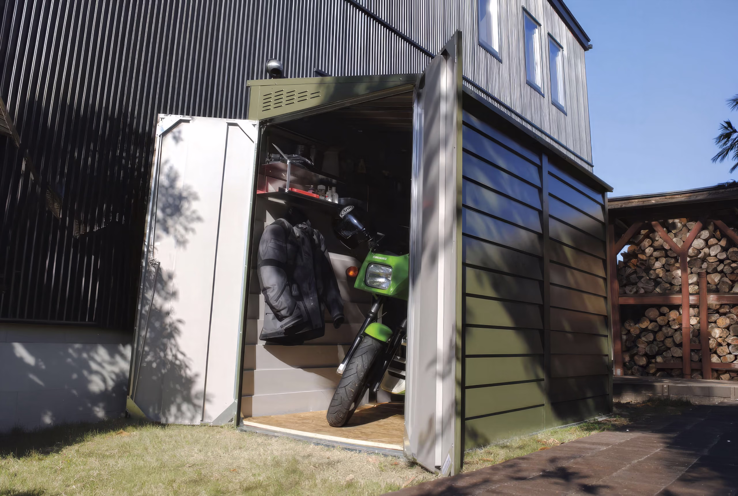 バイクガレージとして使うメタルシェッド TM2 の外構設置イメージ