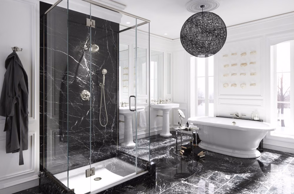 KOHLER の黒大理石のバスルーム