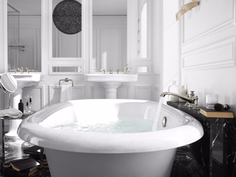 KOHLER の白いバスタブのある明るいバスルーム