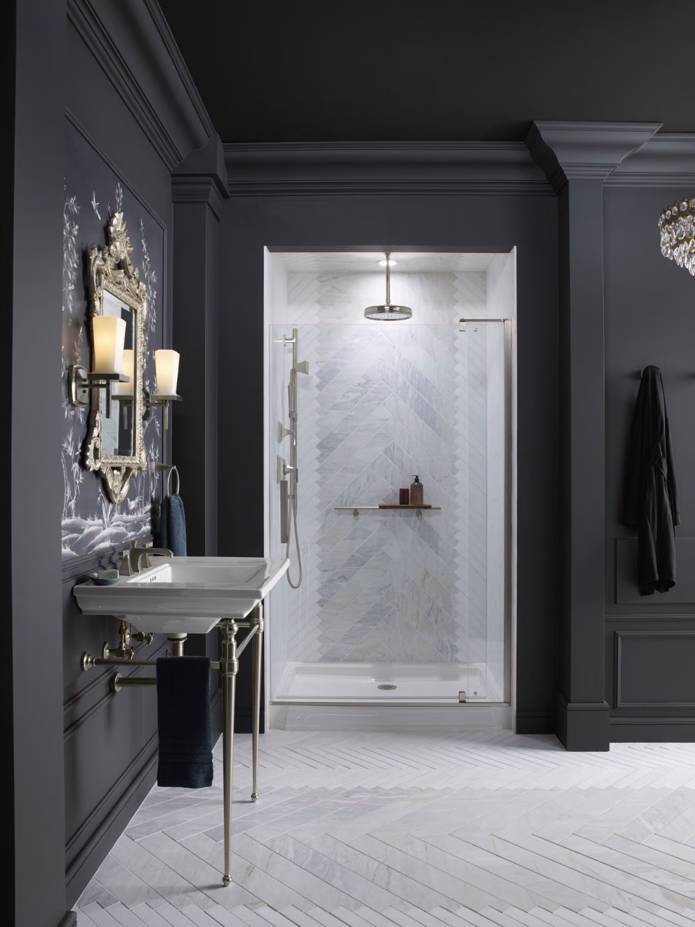 KOHLER のダークトーンのバスルームとシャワー
