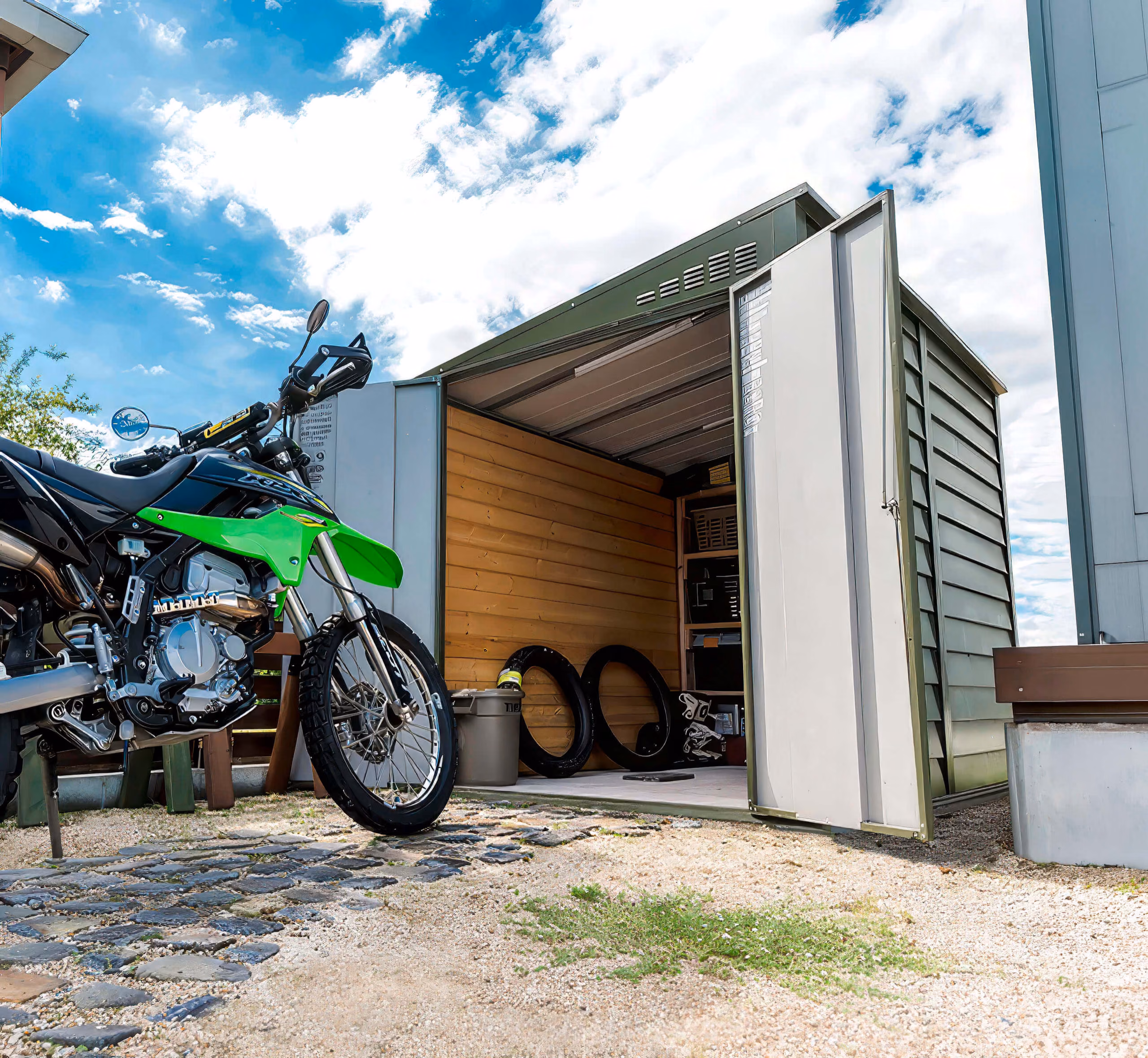 大型バイクを収納したメタルシェッドの外構イメージ