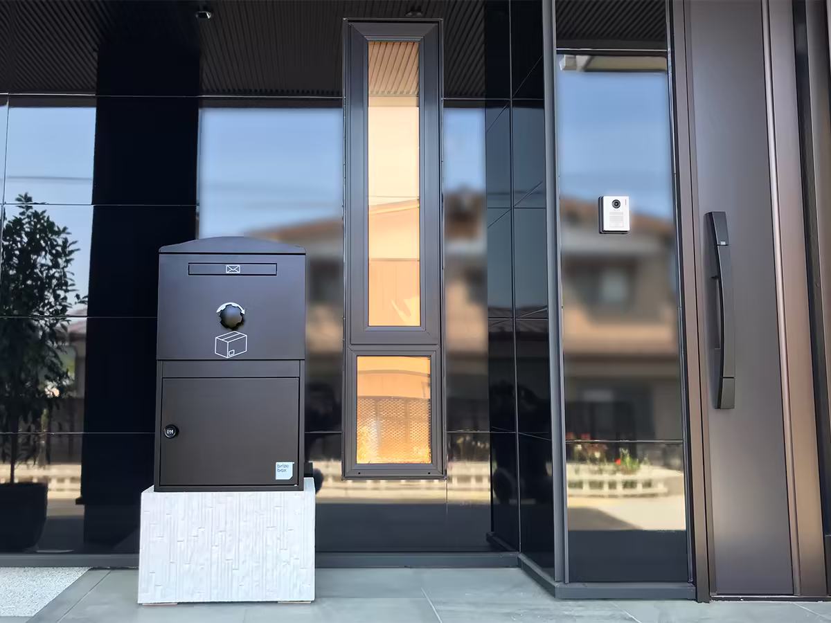 施工事例を更新しました｜king様邸／宅配ボックス Brizebox Large ブラック：据え置き施工