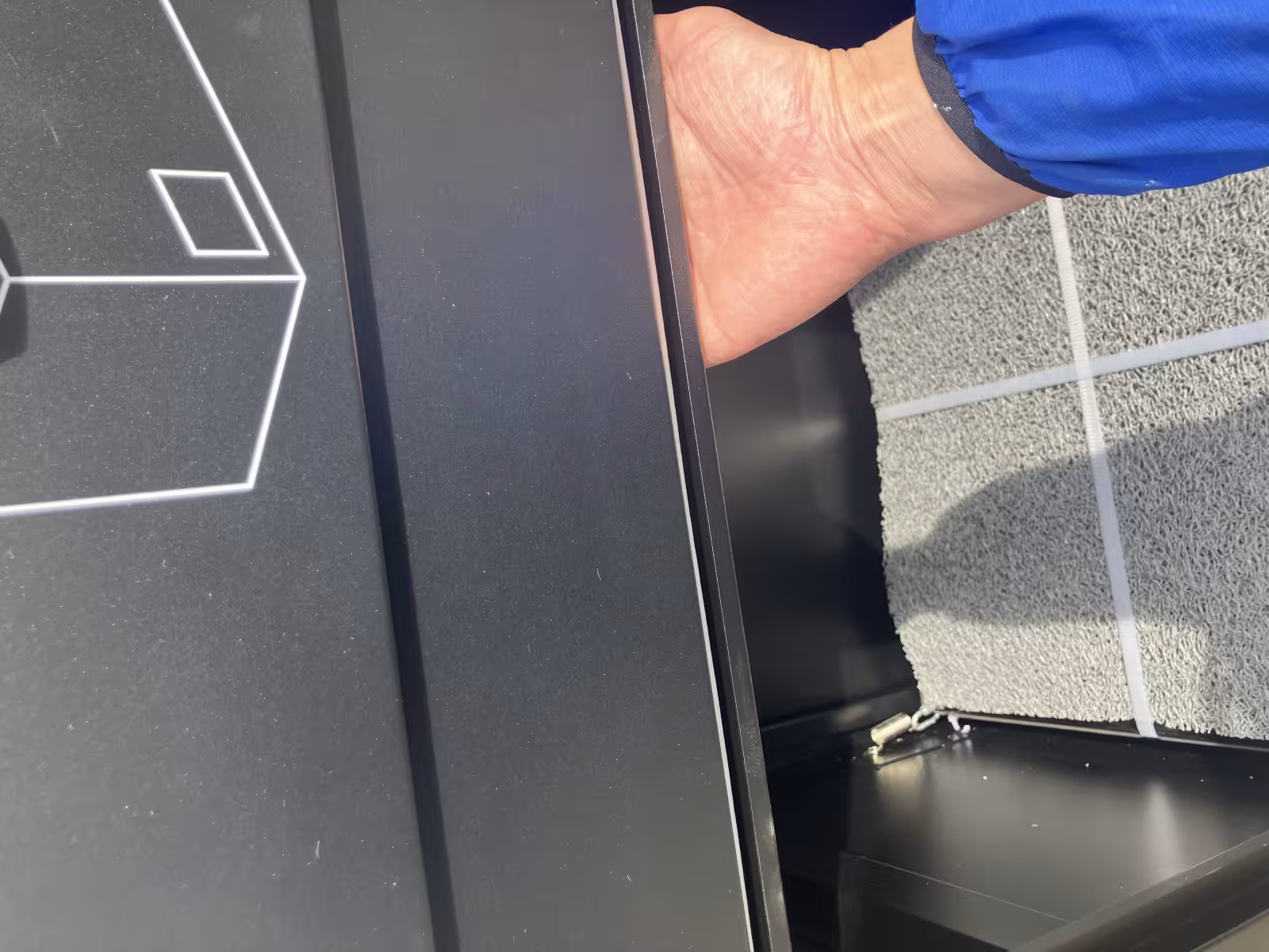 宅配ボックスBrizeboxの下部収納庫に手を入れている様子