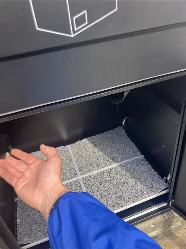 宅配ボックスBrizeboxの株式会社収納扉を開けたシーン