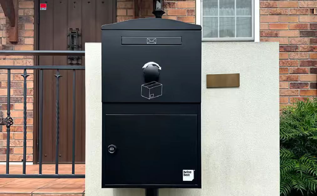 施工事例を更新しました｜宅配ボックス Brizebox Large Size ブラックポール施工