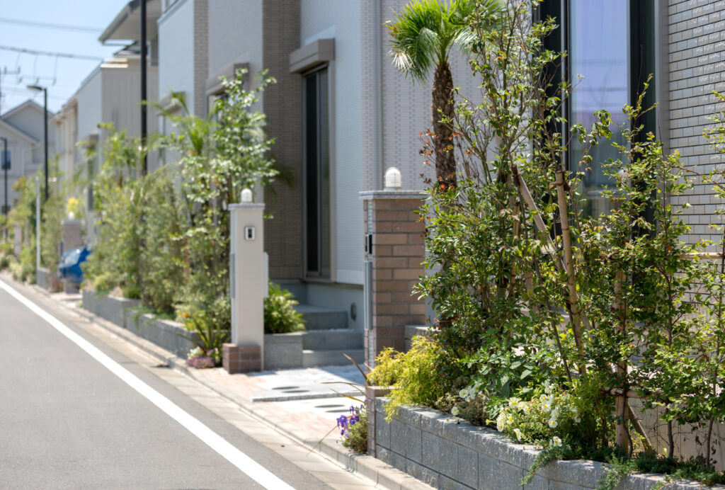 戸建て住宅の生垣・植栽の写真|外構リフォームで使える補助金