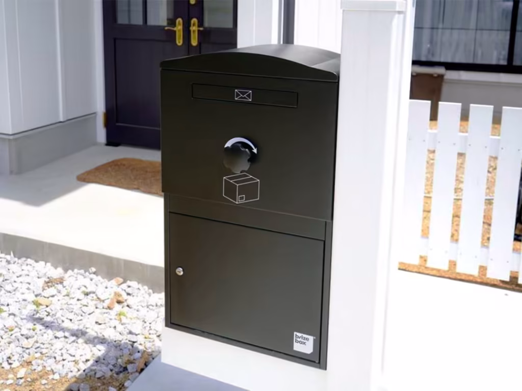 施工事例を更新しました｜k.u.r.o_house様邸／宅配ボックス Brizebox Large ブラック：機能門柱バイナルスタンド