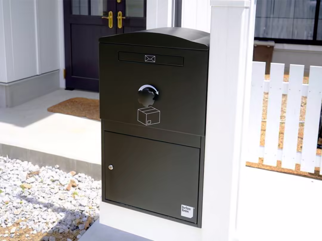 施工事例を更新しました｜k.u.r.o_house様邸／宅配ボックス Brizebox Large ブラック：機能門柱バイナルスタンド