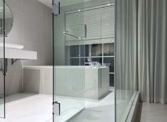 K様邸／ホワイトとグレーのコントラストが美しい浴室・リビング リモデルを更新 施工事例イメージ
