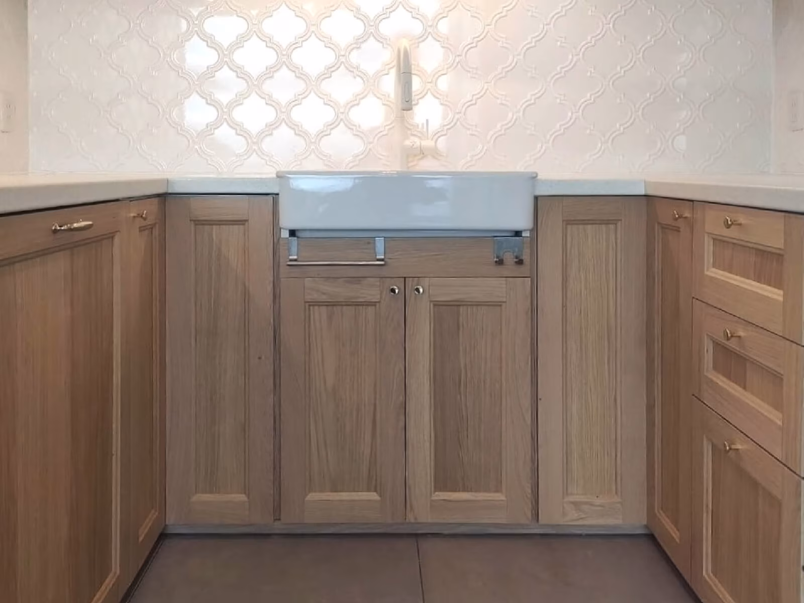 木の扉とアラベスク柄の白いタイルを合わせた、IKEAキッチンの正面