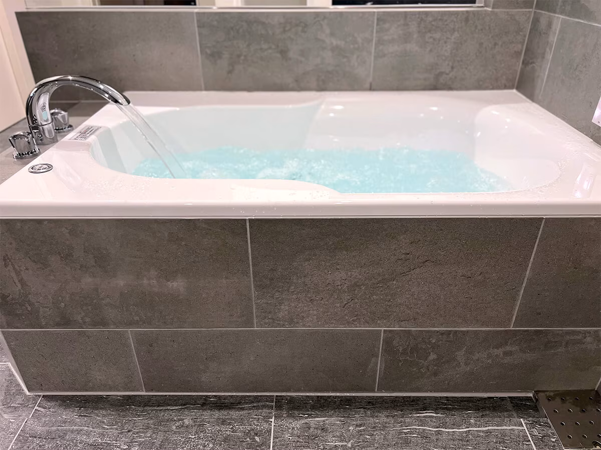 サウナで熱った体を癒す冷水用のバスタブ