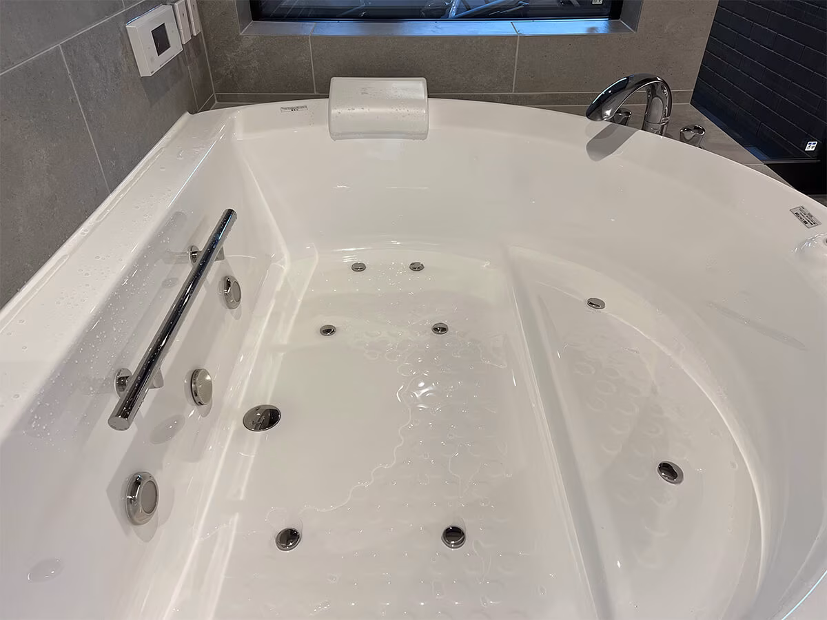 気泡の吹き出し口が並ぶ、ジャグジー付き浴槽の内側