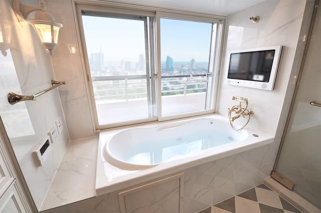 【マンション浴室リフォーム】ホテルライクな欧米スタイルのバスルーム｜眺望×大理石調タイル×KOHLER｜ボウクス施工事例
