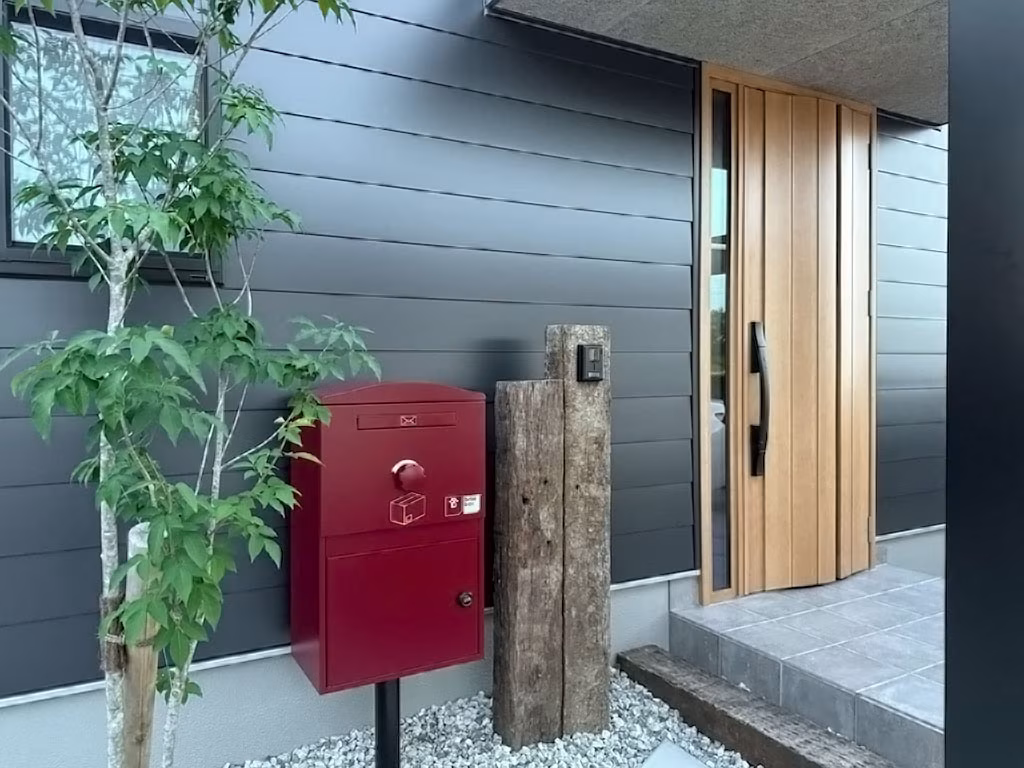 枕木の柱に取り付けた、ボルドーの宅配ボックスのディテール