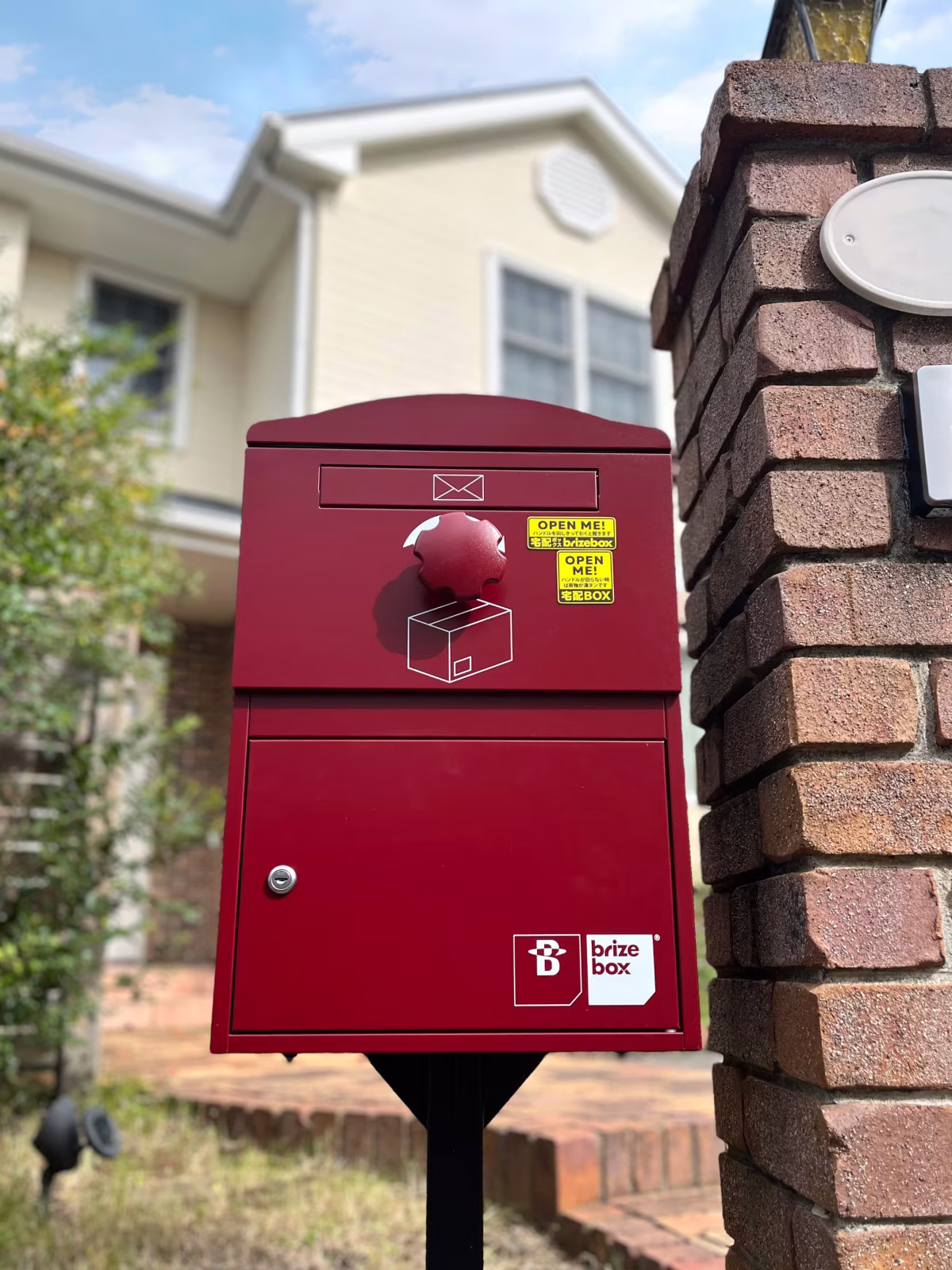 レンガ調の門柱に映える、ボルドーの宅配ボックスBrizebox Standard