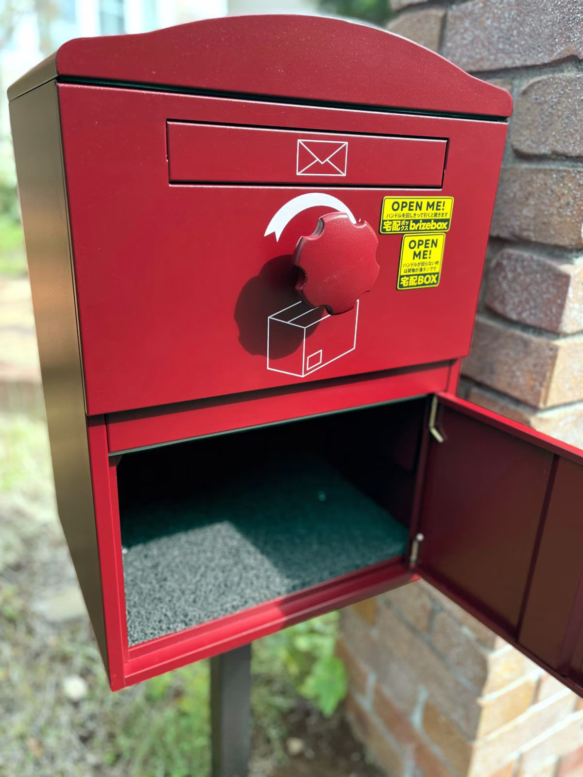 前面の扉を開いて荷物を取り出す、宅配ボックスの使い方