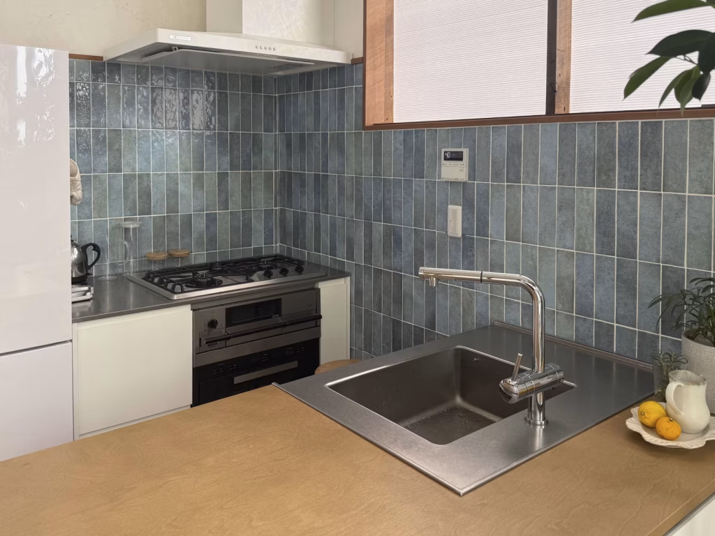 キッチン空間に奥行きを与える壁タイル「DYROY（AQUA）」｜多摩市・築65年木造家屋をDIY改装した事例