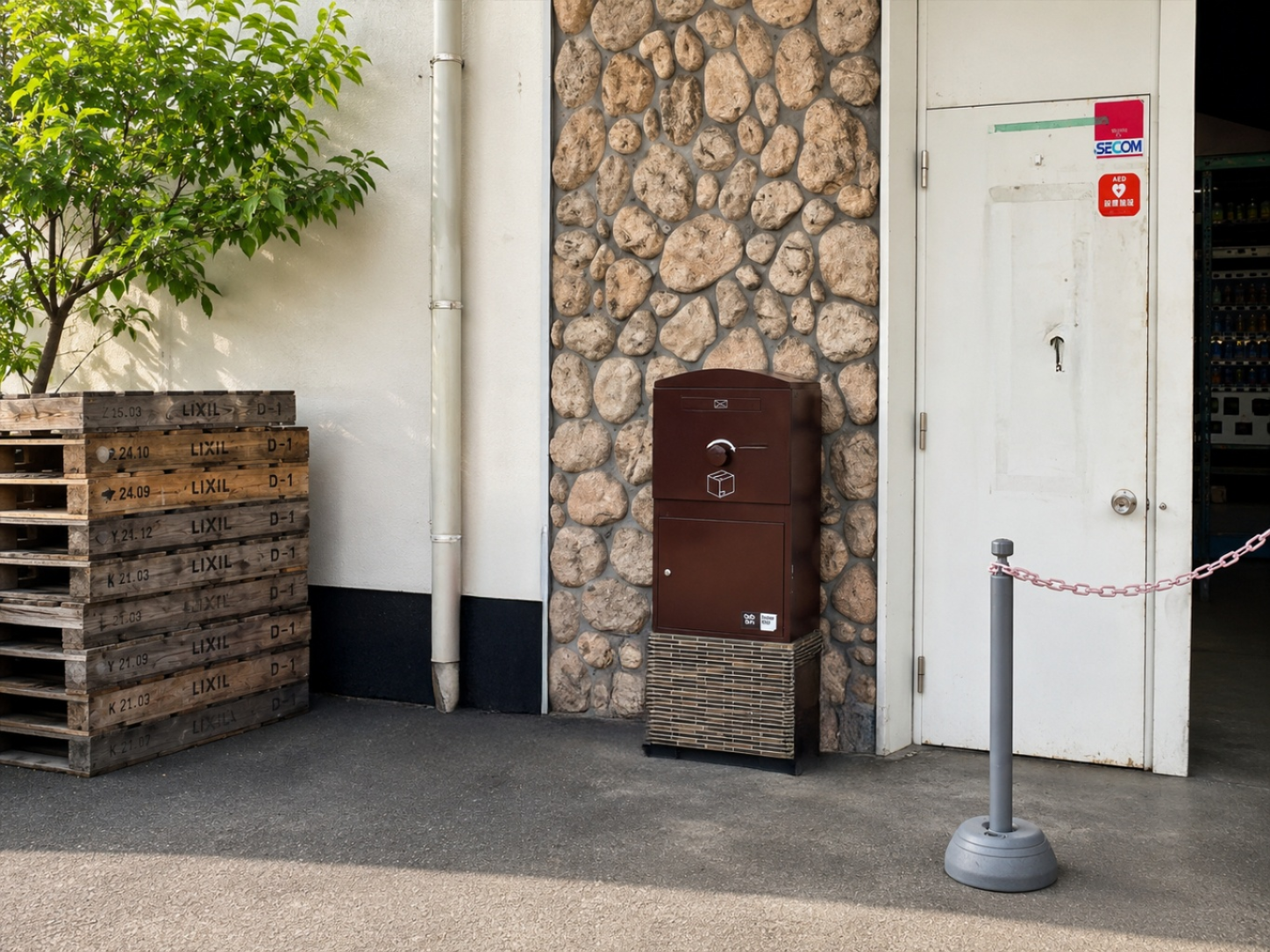 横浜店の屋外に展示されたBrizebox ショコラと石積み調壁面キャンストーン
