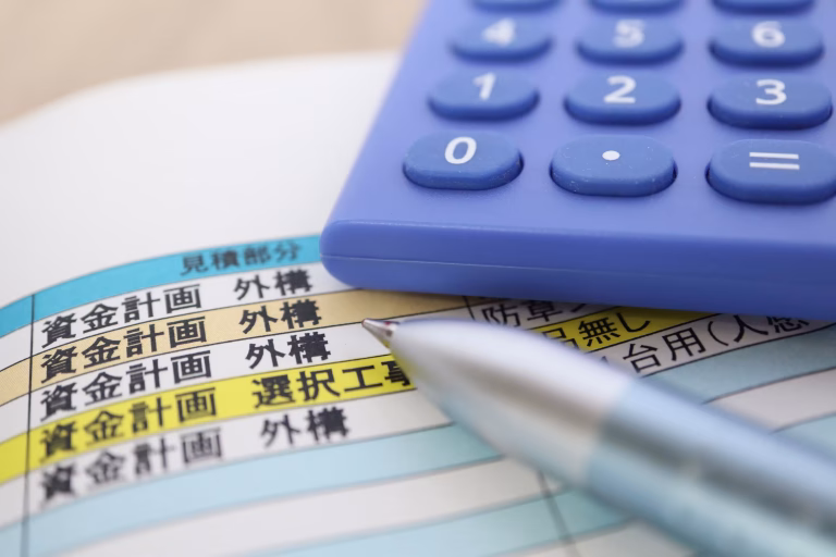 電卓で外構費用を計算しているイメージ｜外構費用のコスト