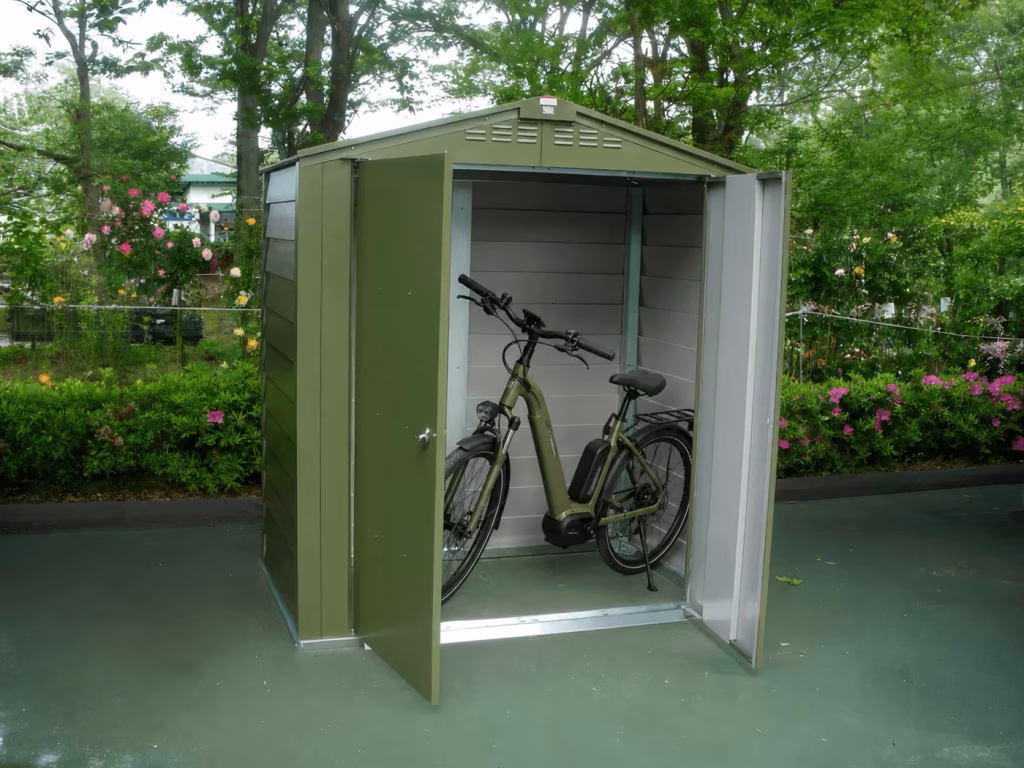 電動アシスト自転車を収めたオリーブグリーンのメタルシェッド