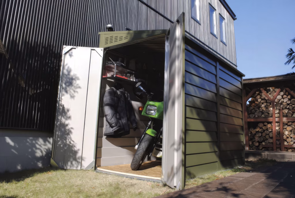 メタルシェッドにバイクを収納した例|英国製の屋外収納庫