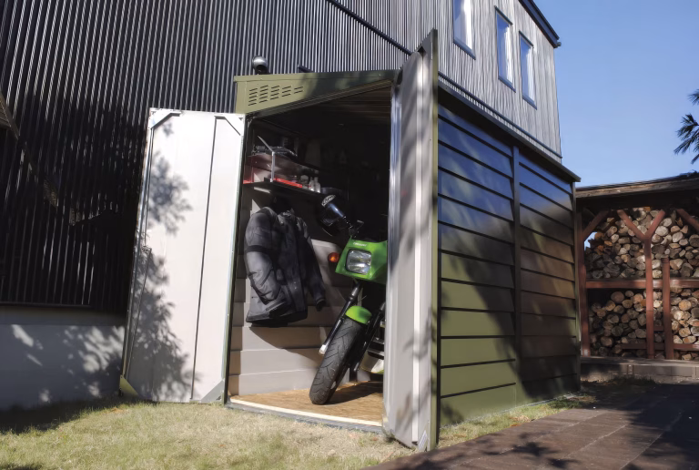 メタルシェッドにバイクを収納した例｜英国製の屋外収納庫