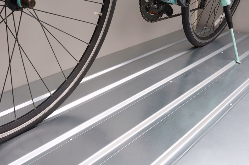 メタルシェッドのスロープ|自転車の出し入れをスムーズにする低床仕様