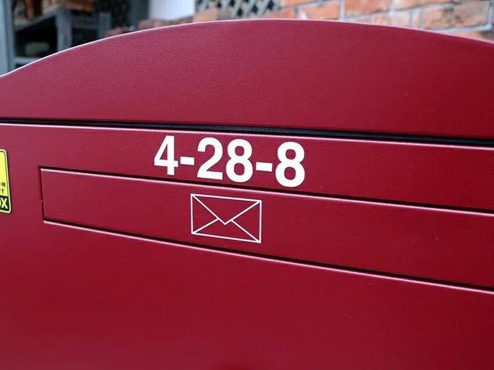 ボルドーのBrizebox本体に番地「4-28-8」のカッティングシートを貼った状態