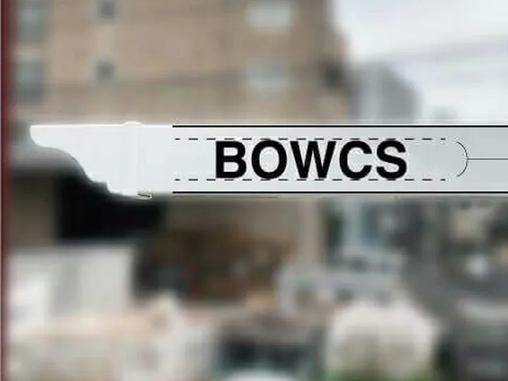 機能門柱バイナルスタンドの横木に「BOWCS」のカッティングシートを貼った状態