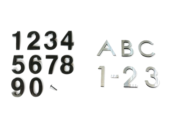 ハウスナンバー。左が樹脂タイプの数字、右がステンレスタイプの英字と数字