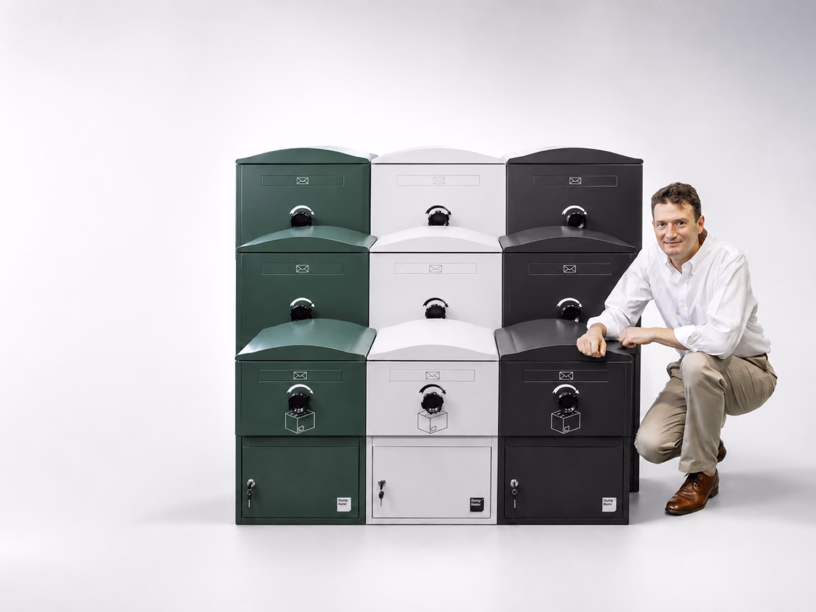積み上げたBrizeboxの横に立つ英国の開発者