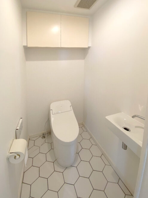 六角形の床タイルが印象的なトイレ空間