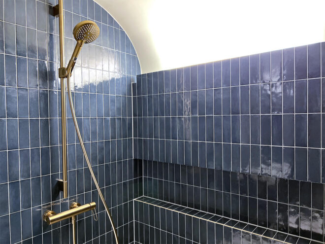 青いタイルのシャワールーム